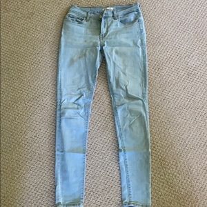 Light Wash Levi’s Skinny jeans